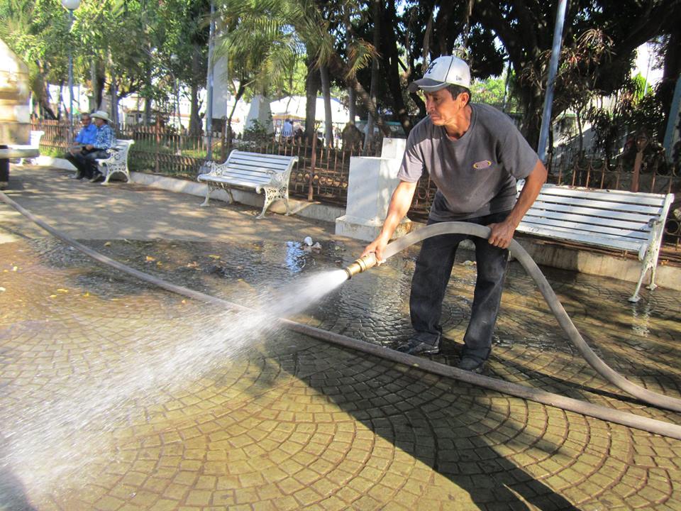 Lavado de Piso del parque Raúl Francisco Munguia