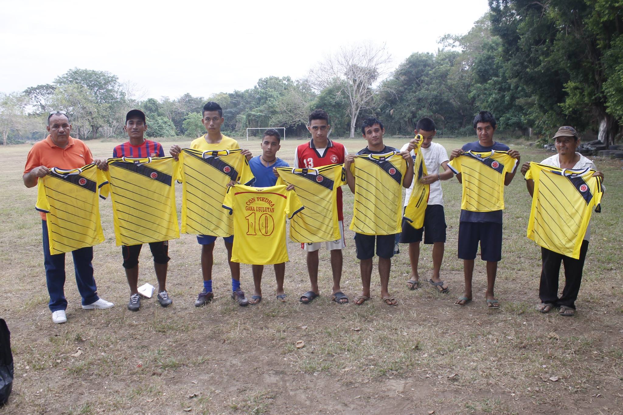 Entrega de Uniformes a Jugadores del Equipo de Colonia San José