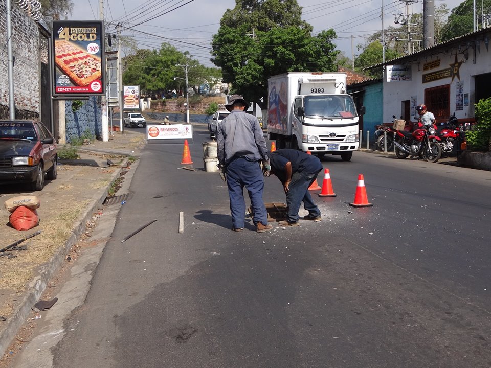 Reparación y Cambio de Tapadera en Resumidero de 1ª Calle Pte.