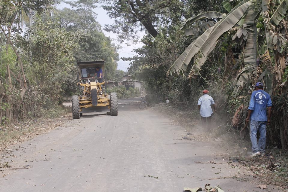 Trabajo de Conformado y Compactado en Comunidades de Pto. Parada