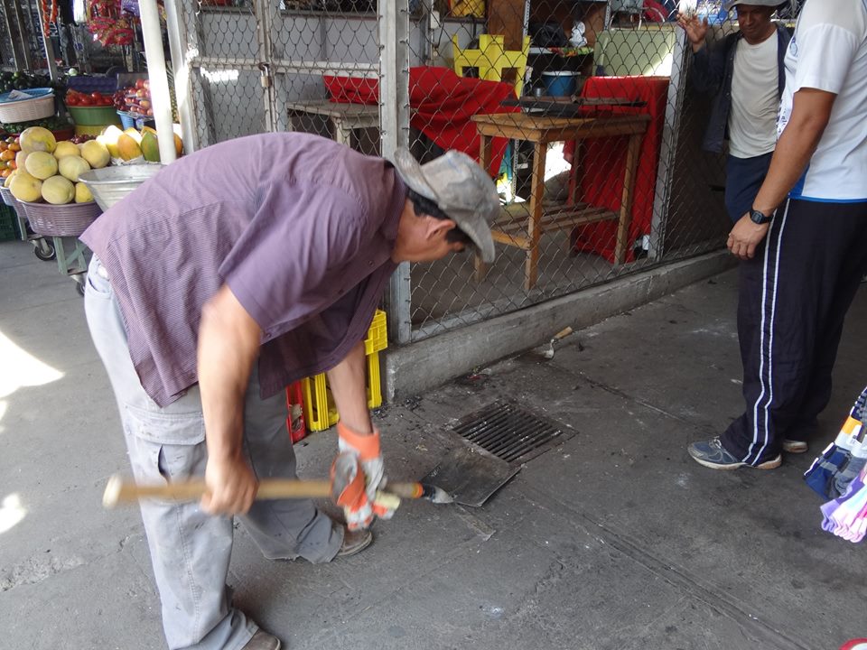 Limpieza de Tragantes Ubicados en Mercado de Frutas