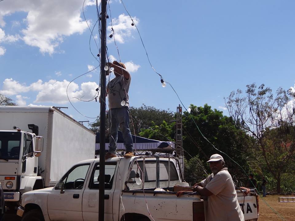 Colocación de Festones en la Zona Verde de Colonia El Amate