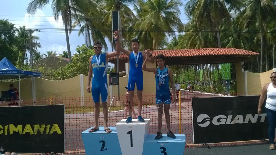 Escuela Municipal de Natación asistió a Competencia de Triatlon