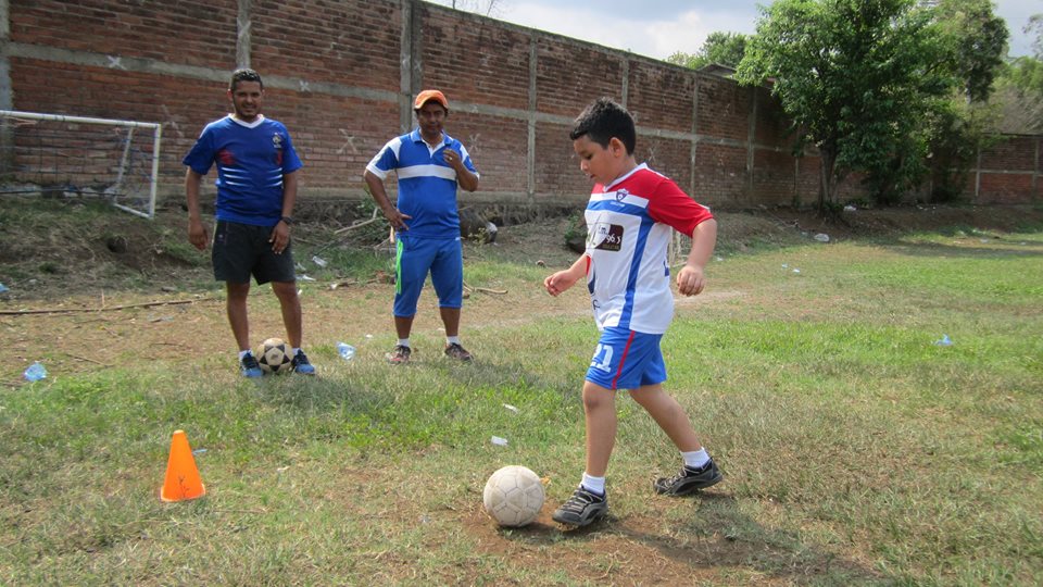 Entrenos de la Escuela Municipal de Futbol en el INDES