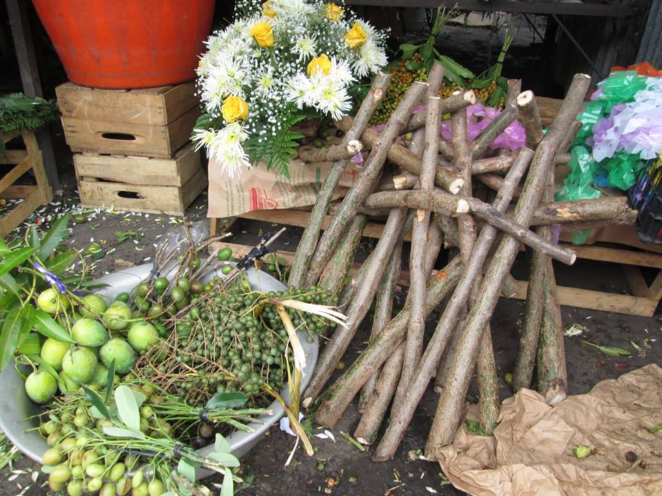 Comerciantes Ofertan Artículos en el Día de la Cruz