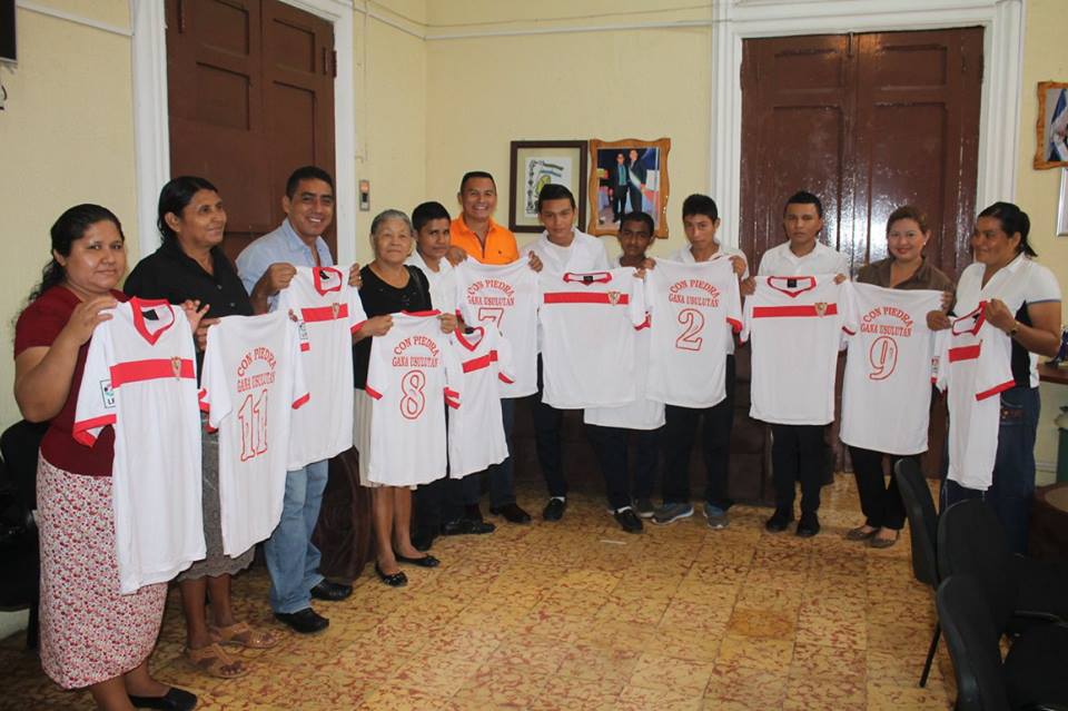 Entrega de Uniforme a Centro Escolar Las Pozas