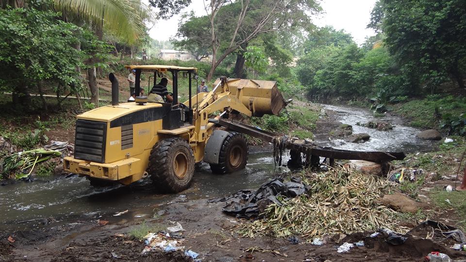 Colocación de Puente en Rio Juana sector de Col. Los Naranjos