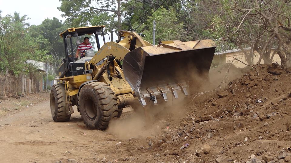 Trabajos de Re empedrado en Calle Principal de Colonia El Paraíso