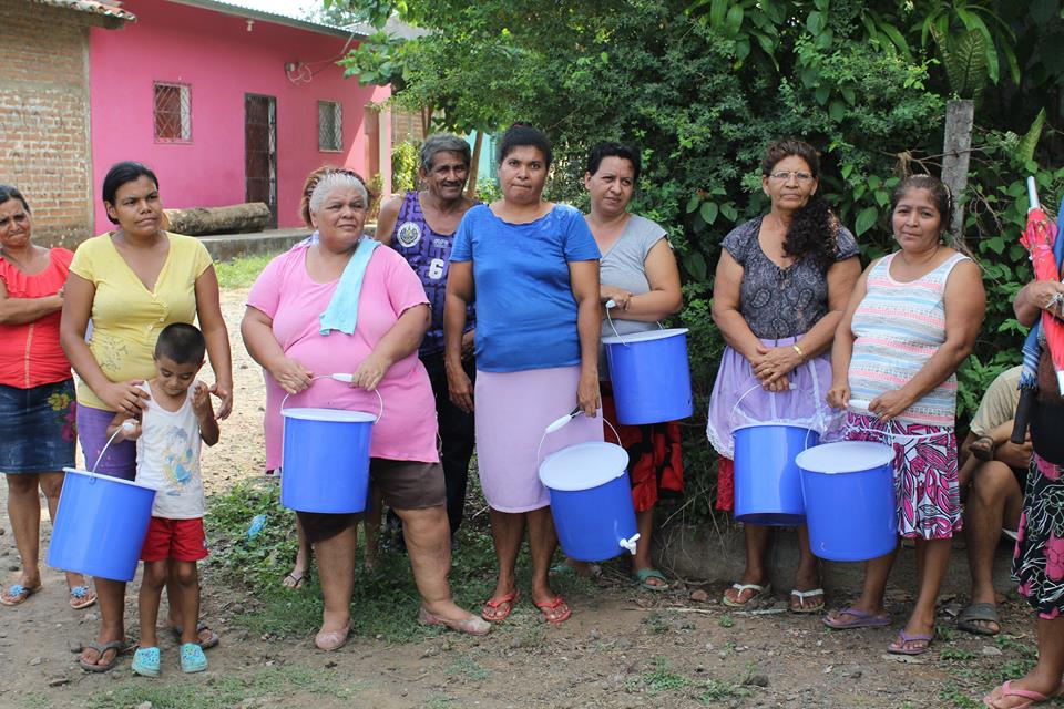 Entrega de Cubetas del Proyecto de Abastecimiento de Agua