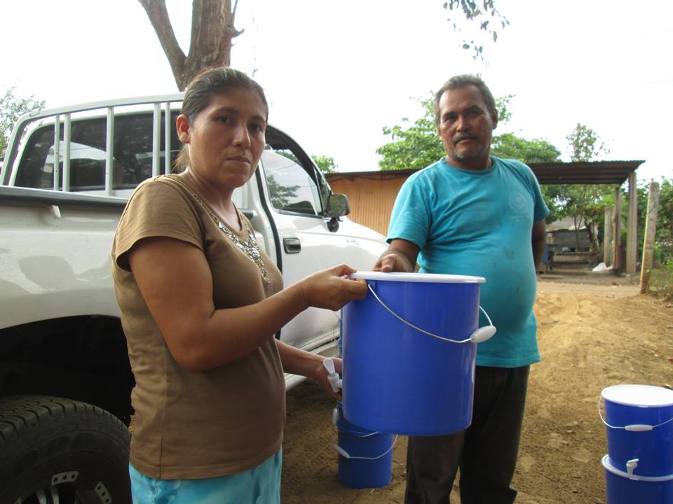 Entrega de Cubetas en Caserío Los Coreas de Ctón El Ojuste