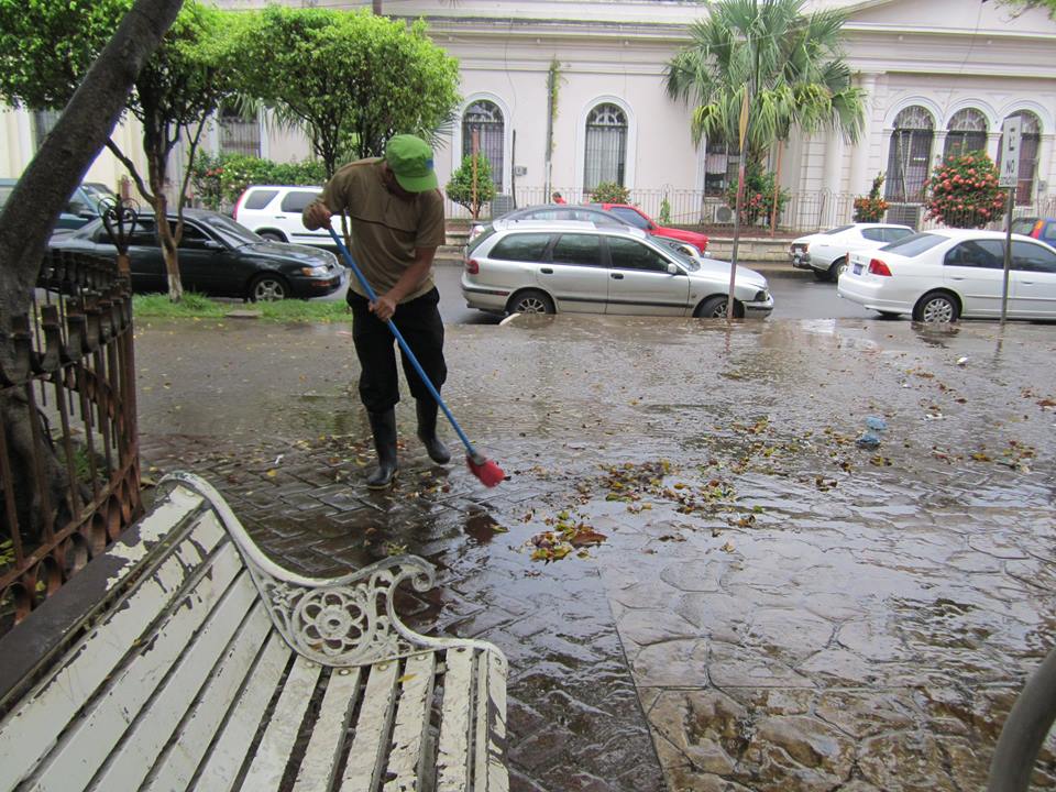 Lavado de Piso del Parque Raul F. Munguía