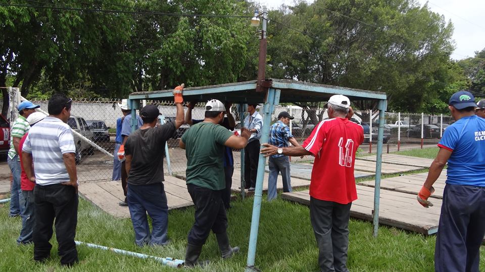 Traslado de Tarima a Cancha de Futbol UGB