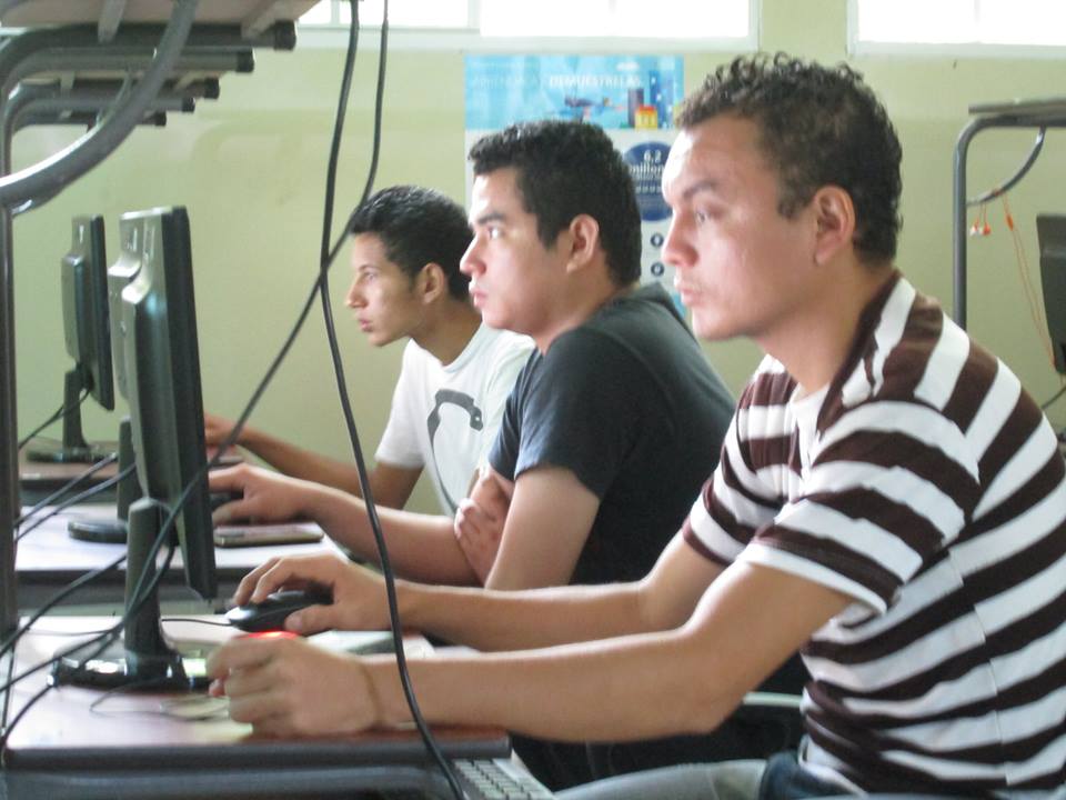 Continúan Clases de Computación en la Academia Microsoft