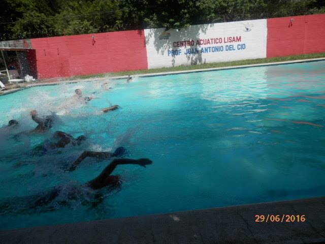 Competencia de Acuatlon en Complejo acuático de Liceo San Miguel