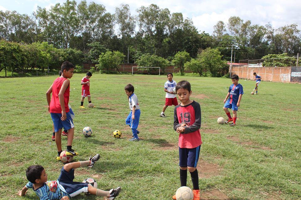 Entrenos de la Escuela Municipal de Futbol en el INDES