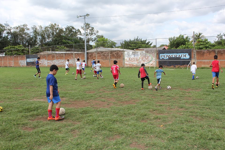 Entrenos de la Escuela Municipal de Futbol en el INDES