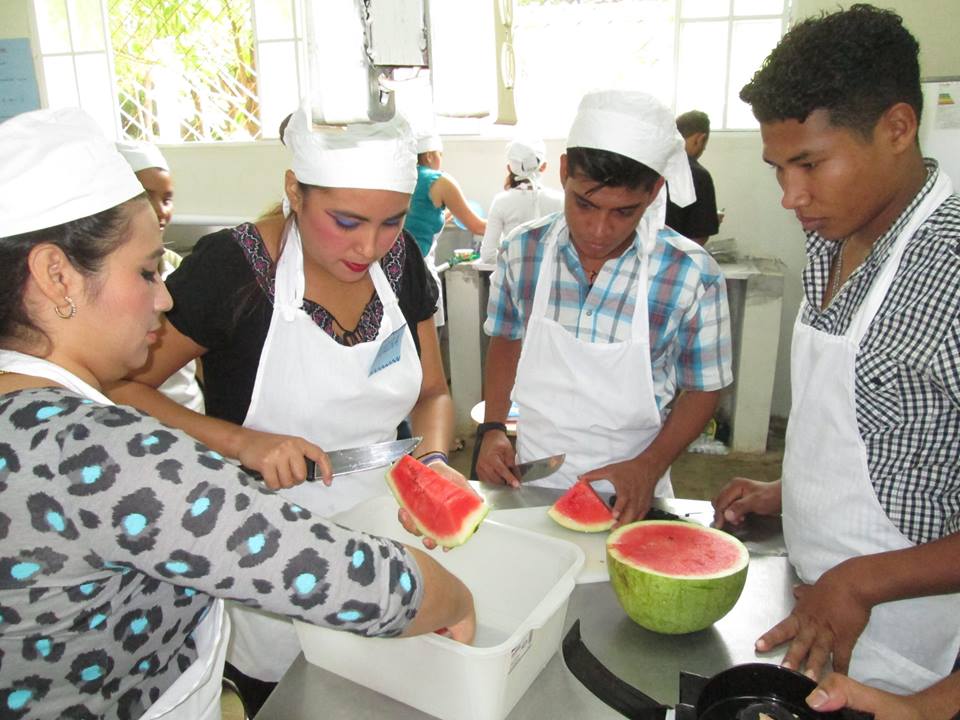 Jóvenes Continúan Cursos de Cocina Internacional