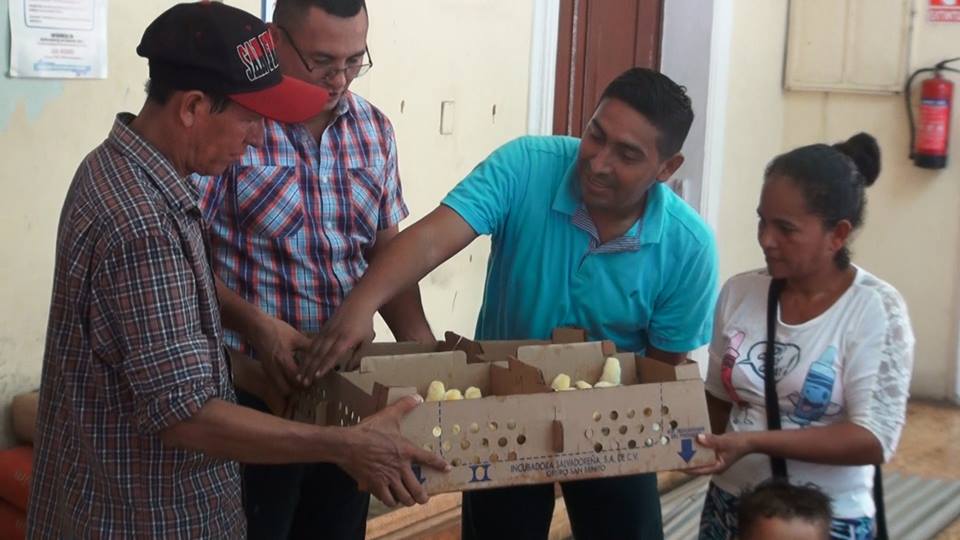 Entrega de Aves de Corral a Representantes de Distintas Comunidad