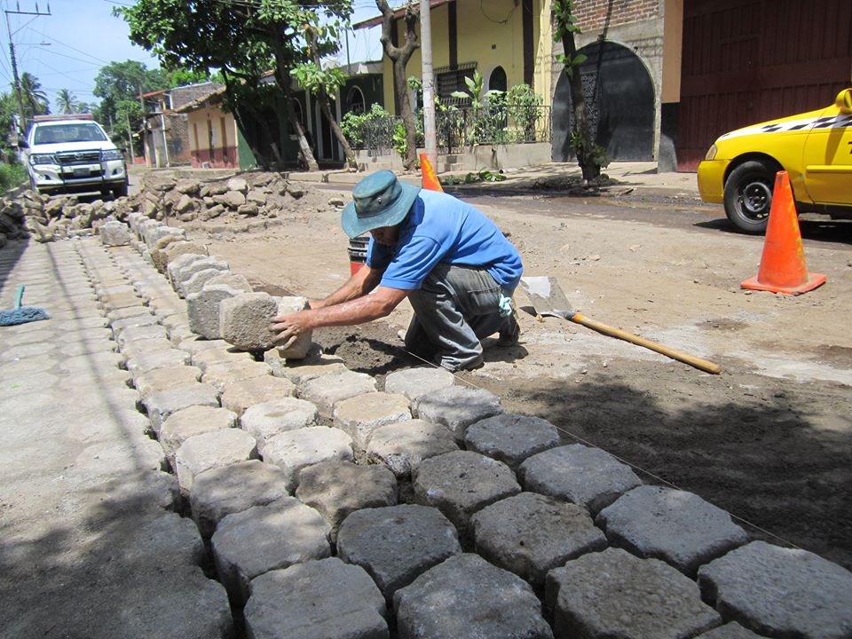 Reparación de Baches y Re adoquinado Sobre Final de la 8ª Av.