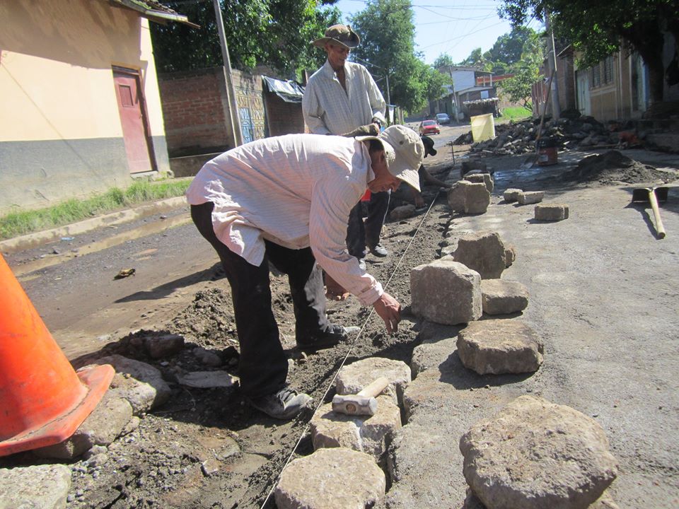 Reparación de Baches y Re adoquinado Sobre Final de la 8ª Av.