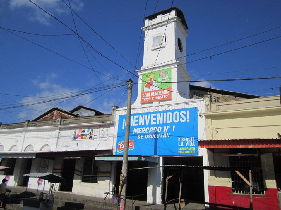 Personal de la Administración de Mercados Municipales, esta tarde realizaron trabajos de pintura en paredes del. Mercados Municipal Nº 1 como parte de los trabajos de mejoramiento que nuestro Alcalde Miguel Jaime (Piedra) realiza para beneficiar el ornato y mejorar su actividad comercial en dichas instalaciones ¡Trabajando Juntos y Con Piedra Ganamos Todos.