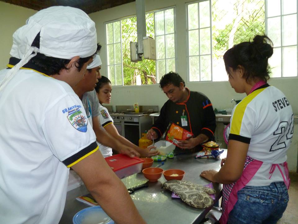 21 Alumnos del INU reciben Taller de Cocina Internacional GRATIS