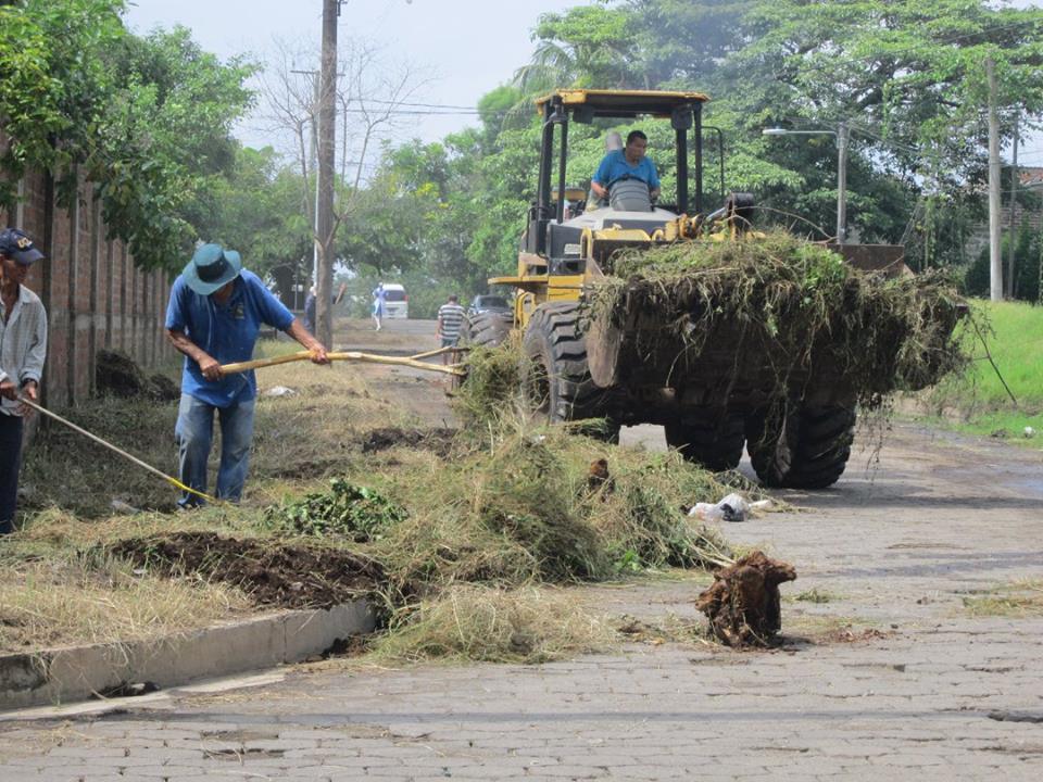 Trabajos de Limpieza de Cunetas y Desalojo de Basura en la 18 Av.