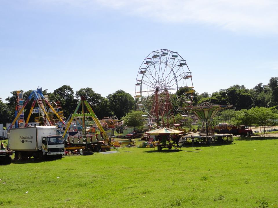 Colocación De Postes En Campo De La Feria