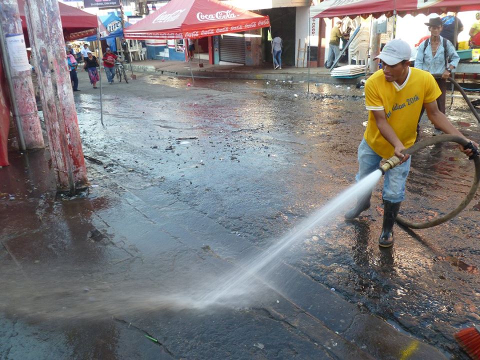 Trabajos de Limpieza en Calles Céntricas de Usulután