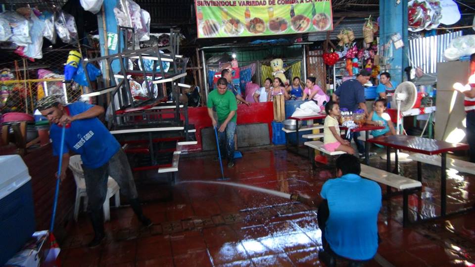 Labores de Lavado en Mercado Municipal Nº 1