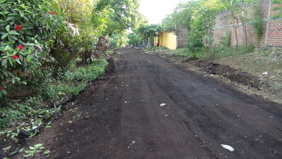 Piedra, Trabajando en la Reparación de Calles de las Comunidades