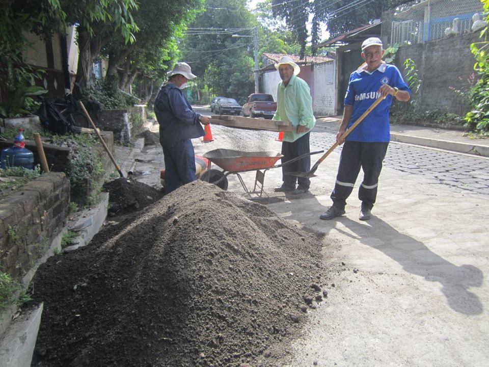 Trabajos de Re adoquinado en Final de 13 Calle Oriente