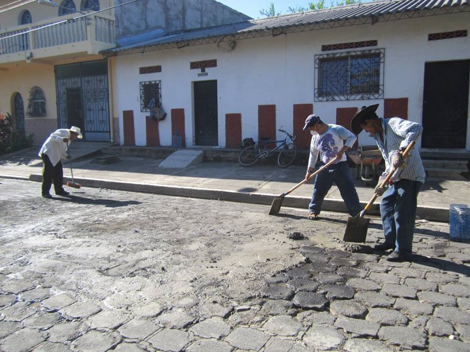 Reparación de Adoquinado en 13 Calle Oriente.