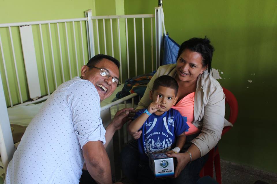 Piedra Alcalde llevo juguetes a Hospital San Pedro