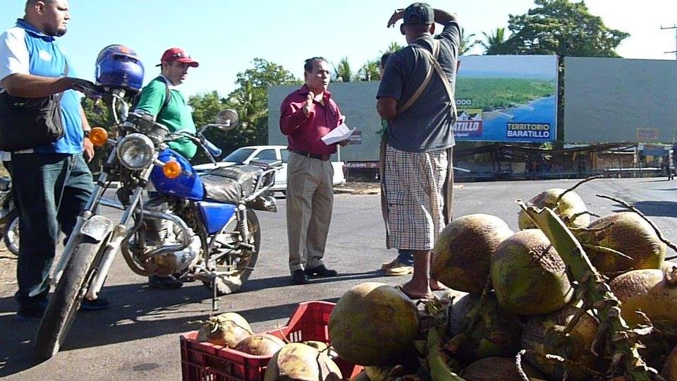 Reunión con Vendedores de Frutas en Redondel del By pass