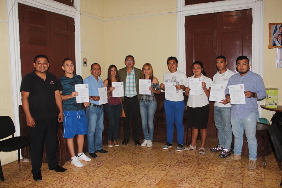 Becas a Jóvenes Para Estudios de Ingles y Computación