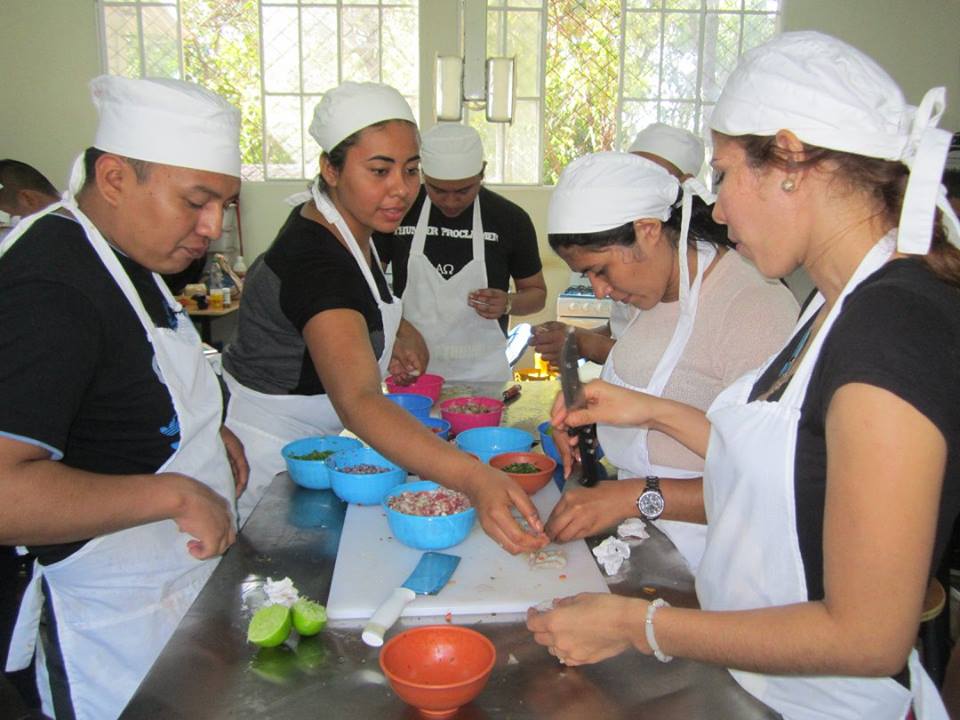 Jóvenes Usulutecos Continúan Taller de Cocina Internacional