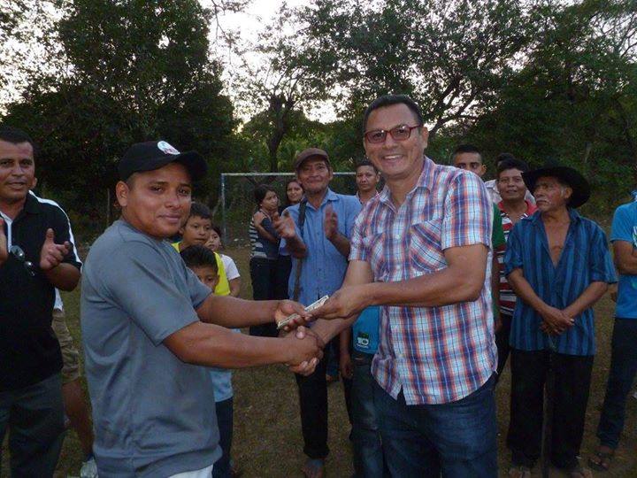 Entrega De Premios En Efectivo A Ganadores en Torneo de Fútbol