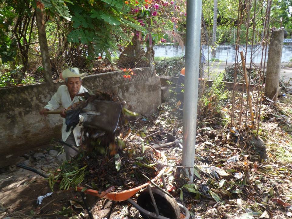 Desalojo de Escombros en Quebrada Frente a Polígono de Tiro.