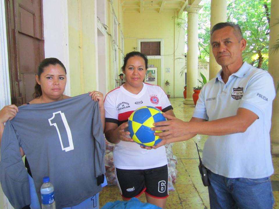 Entrega de Uniforme y Balón a Representantes de Equipo de Futbol