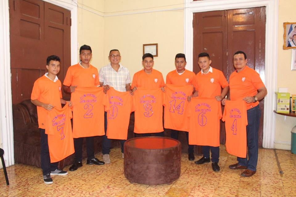 Entrega de Uniformes a Selección de Futbol C.E. Salvador Castillo