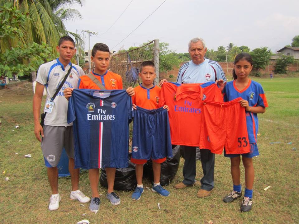 Entrega de Uniformes a Alumnos de la Escuela de Futbol.