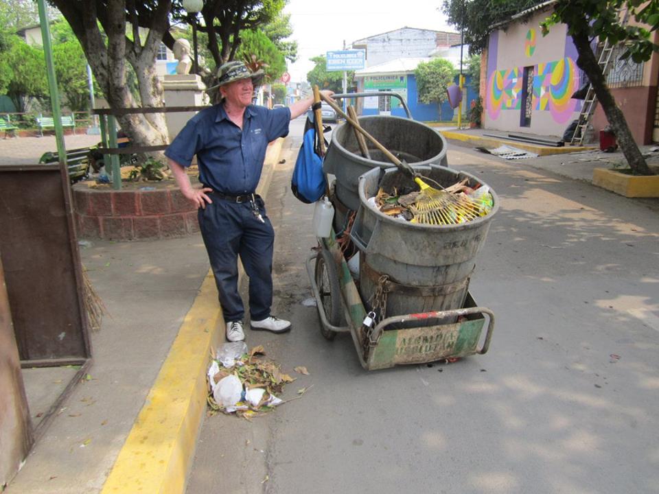 Trabajos de Barrido en Zona Sur de Barrio El Calvario.