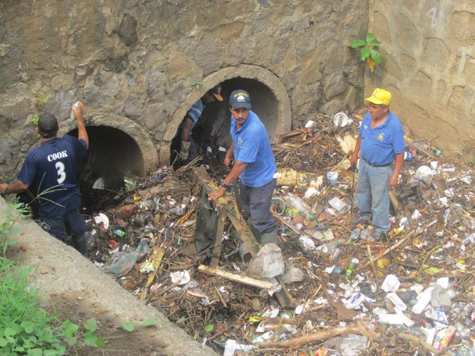 Desalojo de Escombros en Quebrada Los Pinos y Final 8ª Av. Nte
