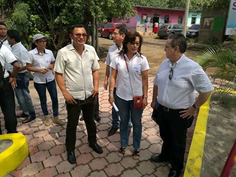 Miguel Jaime piedra alcalde de Usulután con Harold Sibaja representante de Usaid previo a la inauguración de la construcción del parque en comunidad San Juan Bosco.