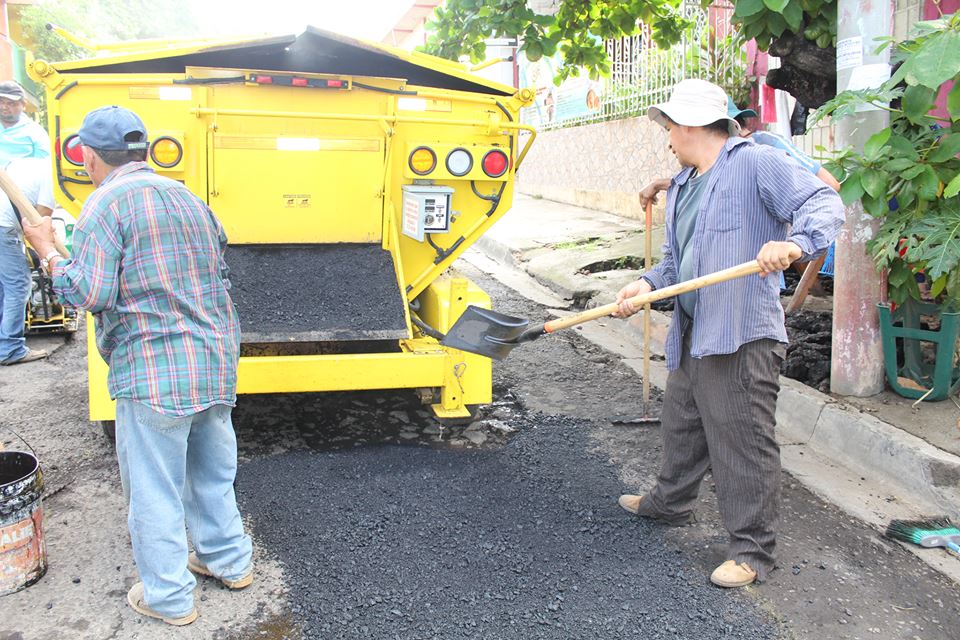 Trabajos de Reparación de Baches con Máquina Recicladora Asfáltica de la Municipalidad