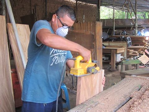 Trabajos de preparación y medición en madera para la elaboración de estantes