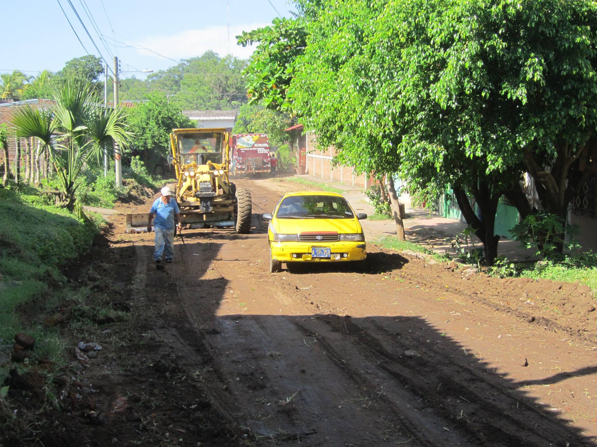 La municipalidad realizo esta mañana sobre la 3ª Avenida Sur en Barrio Candelaria trabajos de conformado y cuneteado