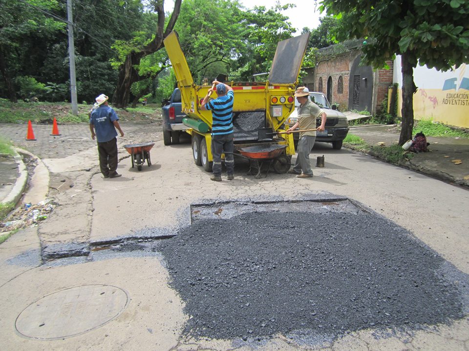 Trabajos de Reparación de Baches en la calle que Conduce hacia colonia El Naranjo