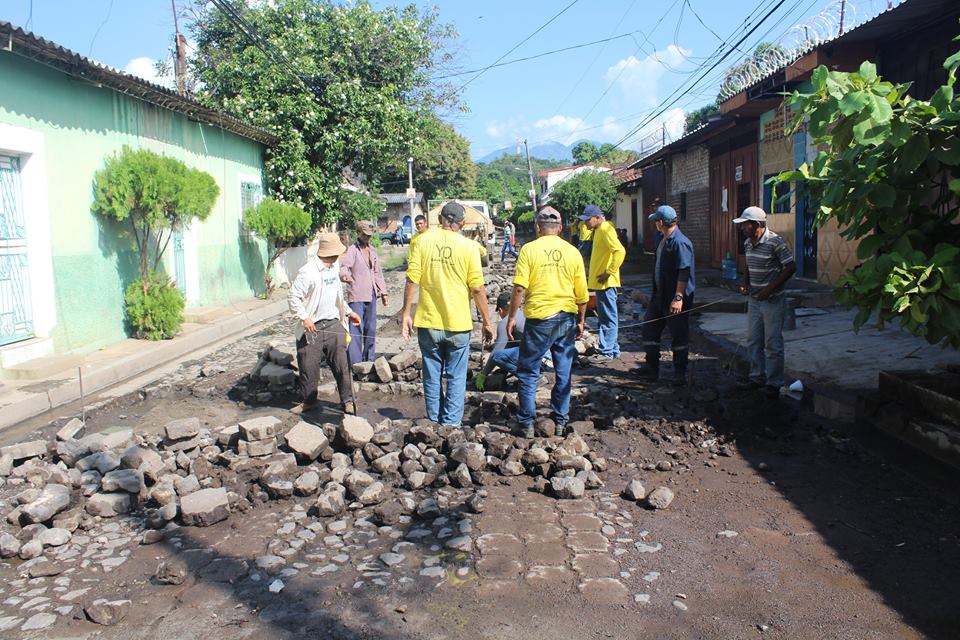 Reparación del empedrado en calle principal de la Colonia Santa Clara